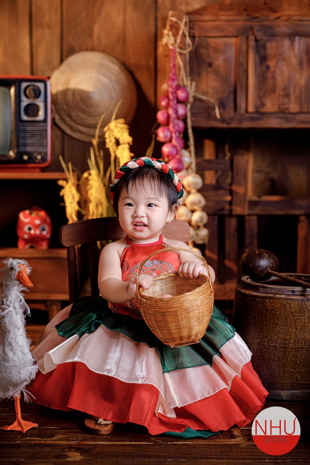 chụp ảnh bé mặc áo dài màu hồng phấn trong studio