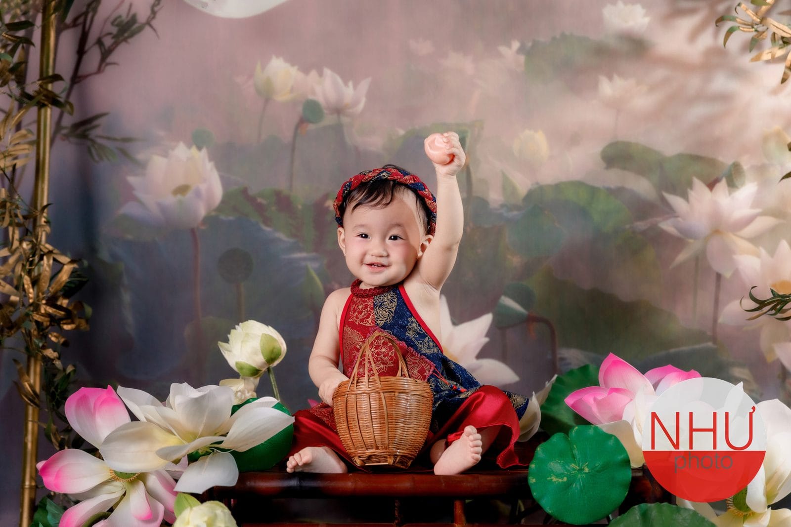 bé trai mặc áo dài khăn đóng chụp ảnh Tết