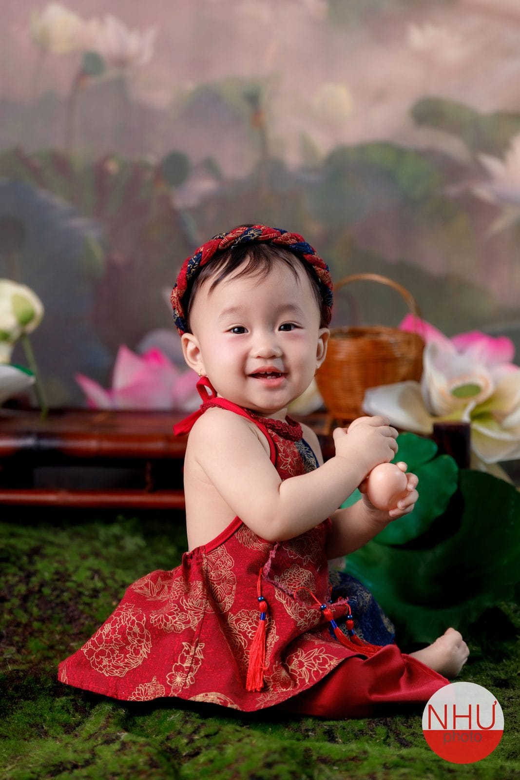cả nhà mặc áo dài chụp ảnh Tết cùng bé