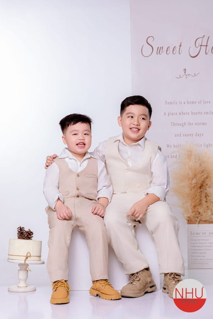 chụp ảnh bé mùa mưa trong phòng chụp riêng