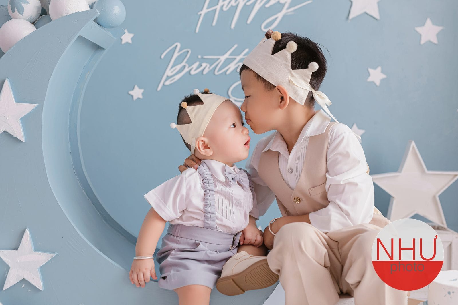 chụp ảnh gia đình tại studio so với tại nhà