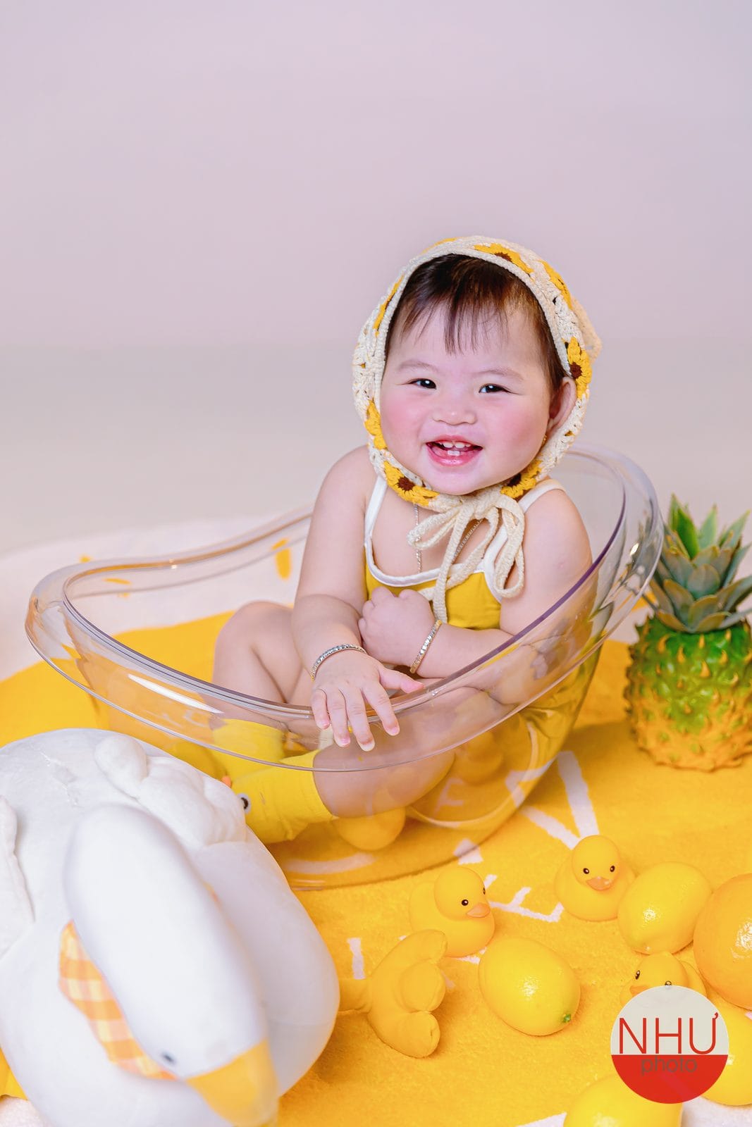 chụp ảnh bé theo tháng tuổi mốc sáu tháng ngồi vững