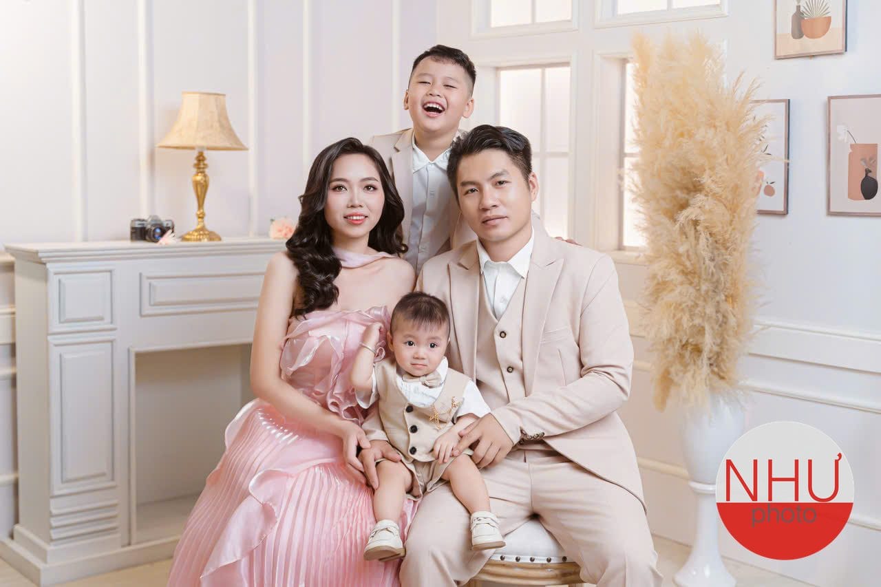 bố và con trai xem sách cùng nhau khi chụp ảnh