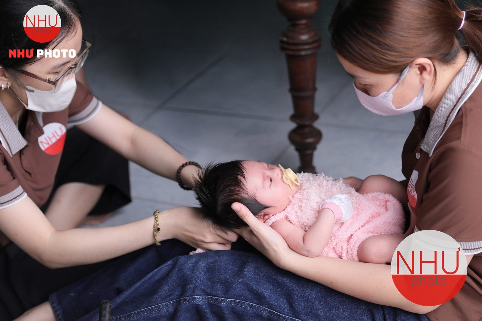 bé nhút nhát cười tự nhiên khi được ba mẹ đồng hành lúc chụp ảnh