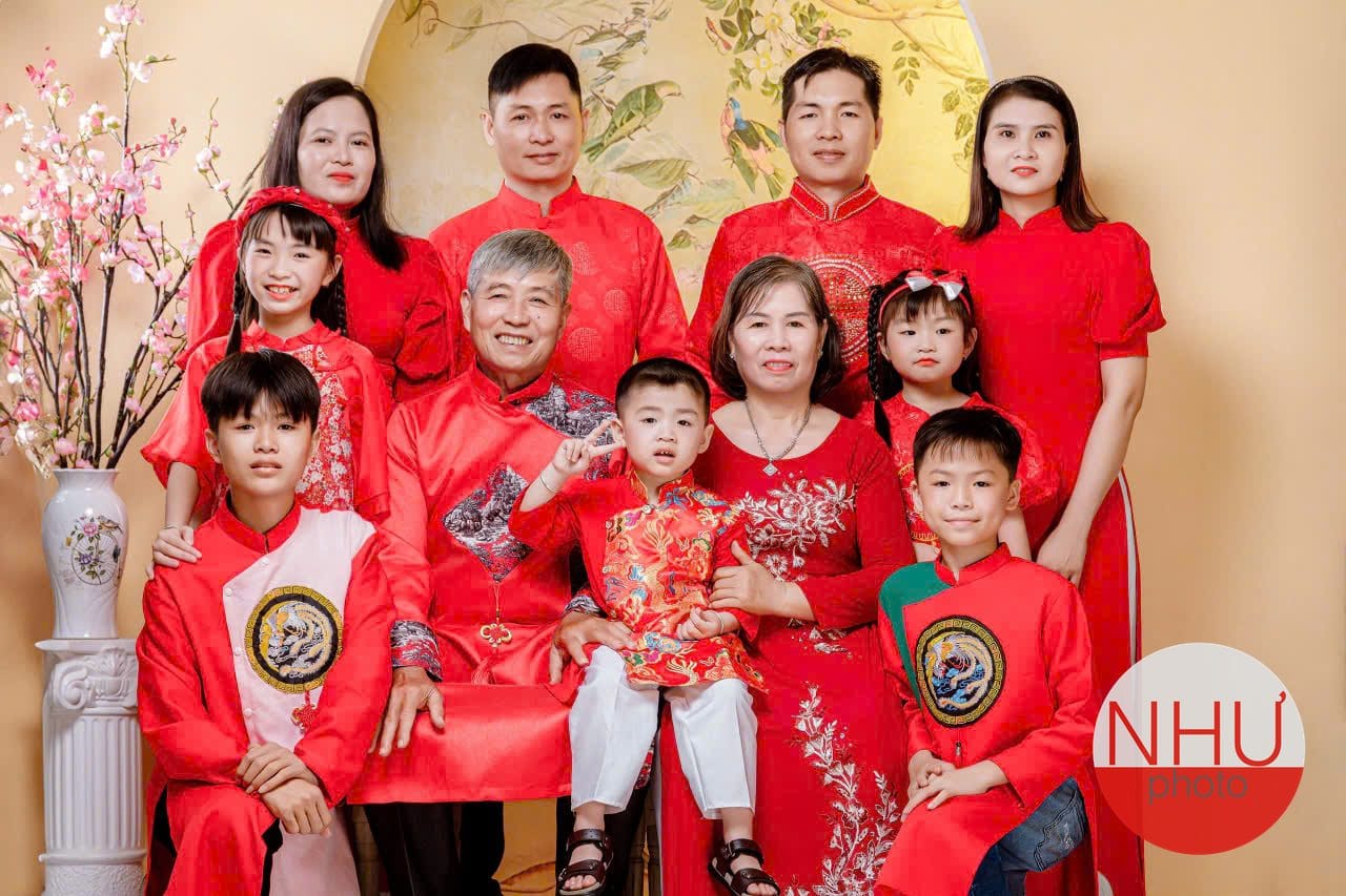 chụp ảnh đại gia đình đông người xếp hàng theo độ tuổi