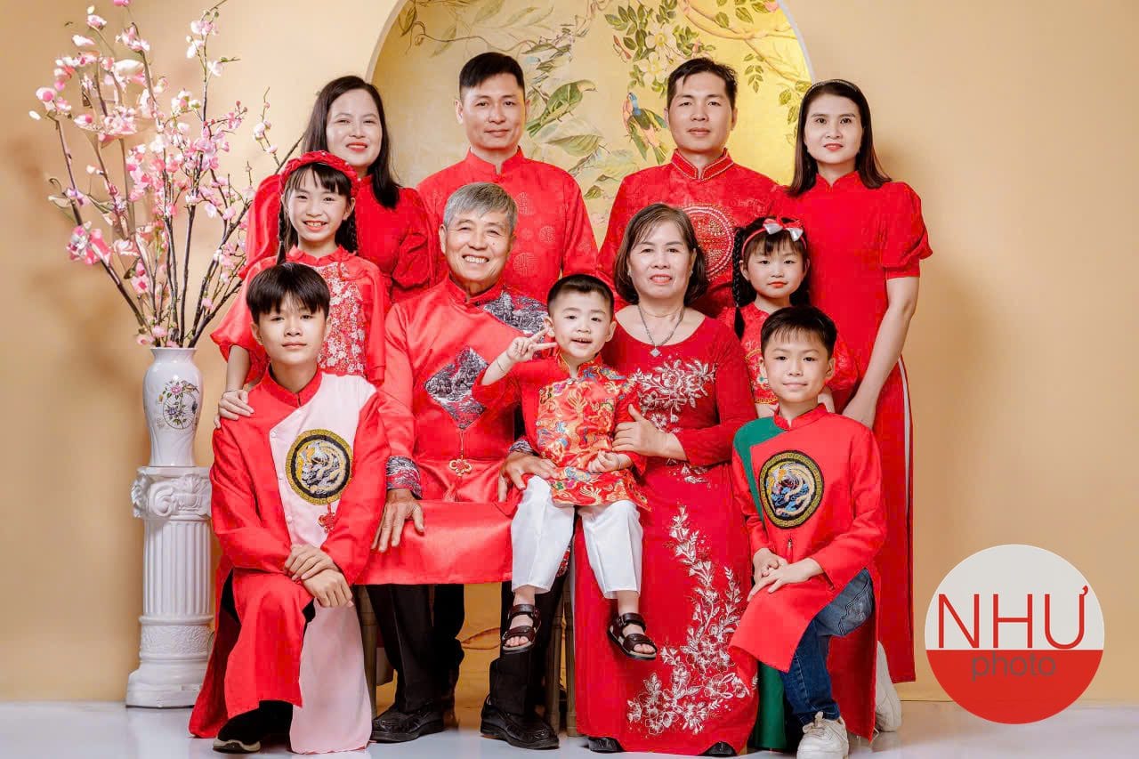 chụp ảnh đại gia đình đông người ông bà và cháu nhỏ hàng trước
