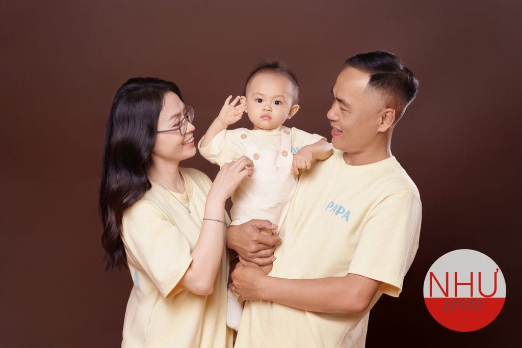 chụp ảnh gia đình 4 người bố cục tam giác trong studio