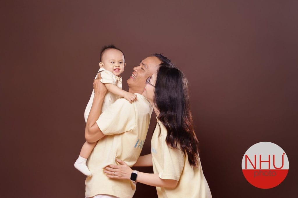 chụp ảnh gia đình 4 người trang phục cùng tông màu