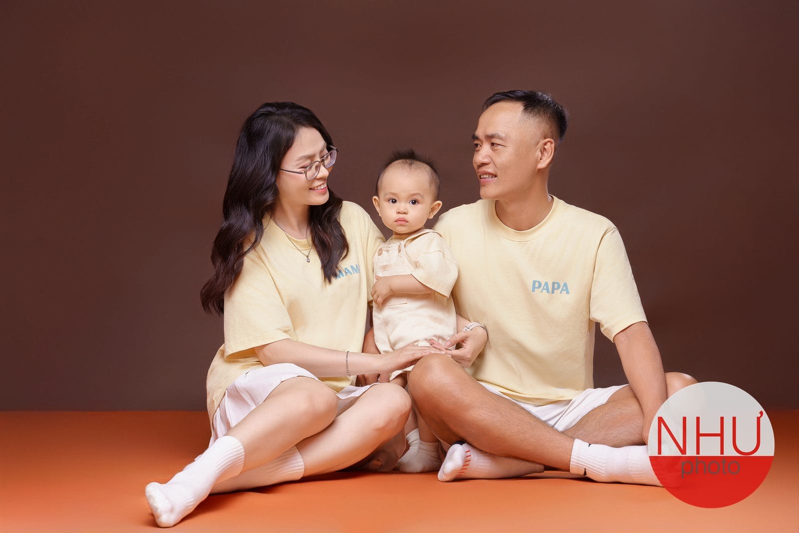 chụp ảnh gia đình 4 người khoảnh khắc tự nhiên tại studio