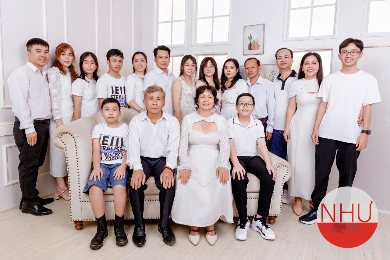 chụp ảnh gia đình có ông bà ba thế hệ quây quần