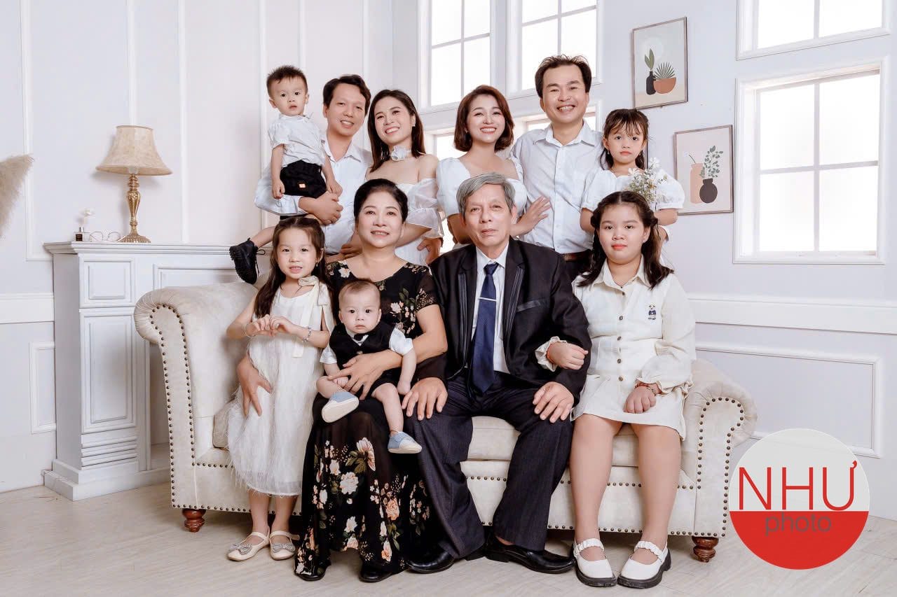 chụp ảnh gia đình có ông bà khoảnh khắc trò chuyện