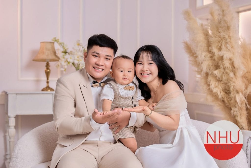 chụp ảnh gia đình tân gia trước nhà mới