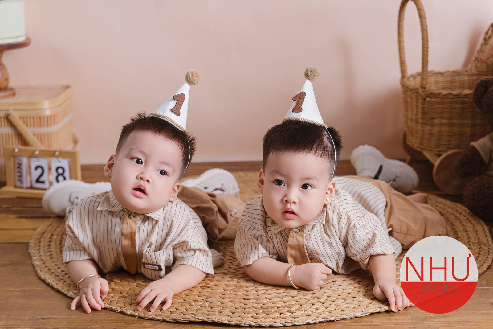 bố cục ảnh cho hai bé sinh đôi cùng tông trang phục