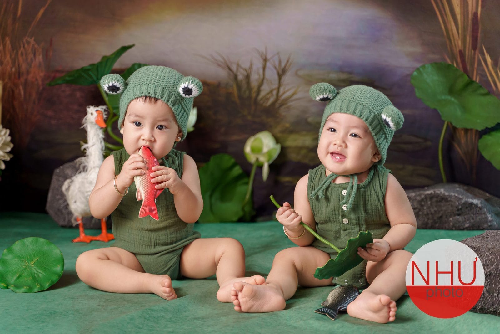 gia đình chụp ảnh cùng hai bé sinh đôi sơ sinh