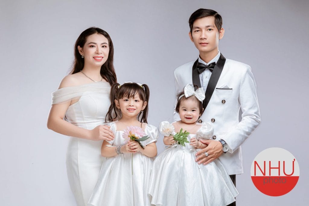chụp ảnh kỷ niệm ngày cưới của ba mẹ sau nhiều năm