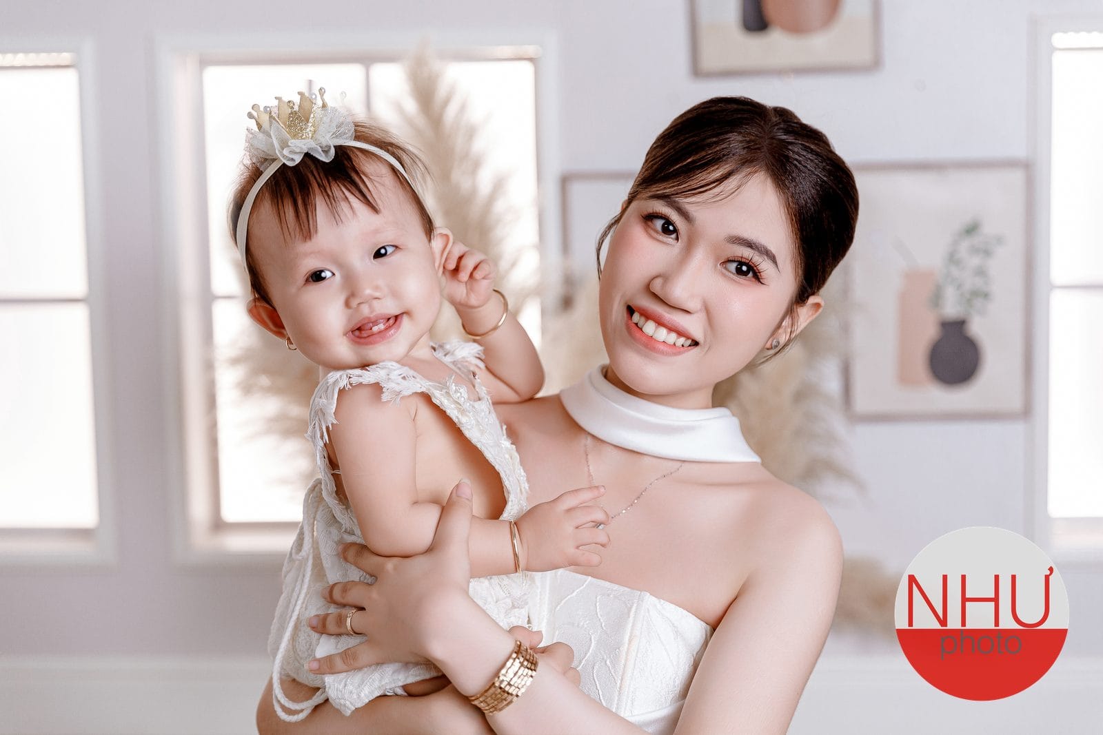 mẹ chải tóc cho con gái trong buổi chụp ảnh