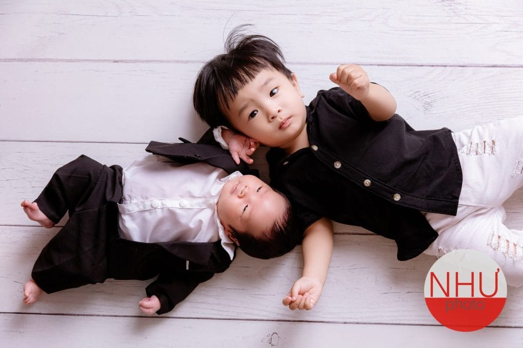 chụp ảnh sơ sinh cùng anh chị lớn khoảnh khắc tự nhiên