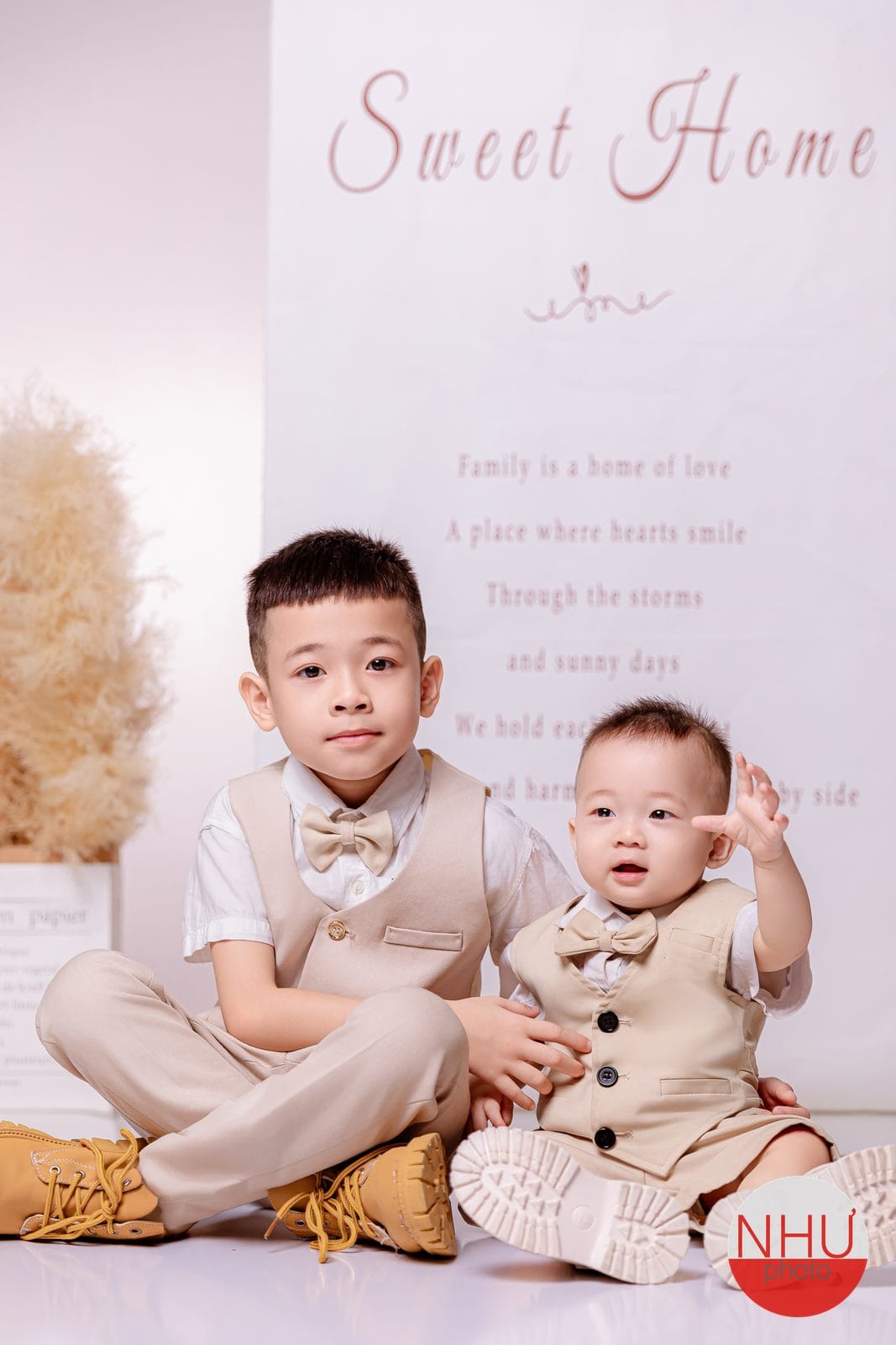 gia đình chụp ảnh sơ sinh cùng anh chị và ba mẹ