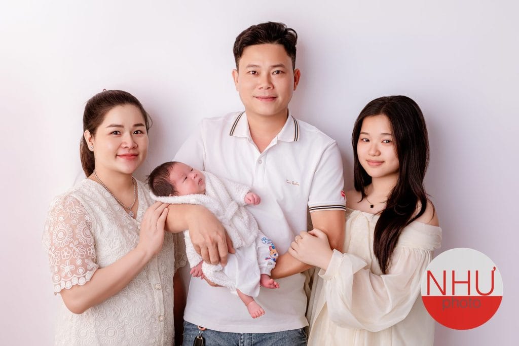 chụp ảnh sơ sinh sinh mổ mẹ ngồi tựa gối bế con