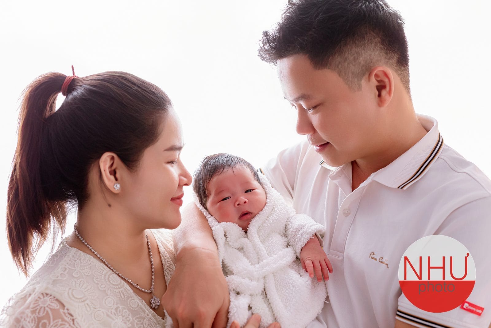 bố hỗ trợ mẹ sinh mổ trong buổi chụp ảnh sơ sinh
