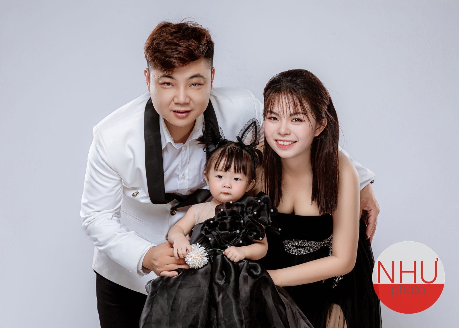 ảnh gia đình ba người chụp ảnh sơ sinh khi mẹ sinh mổ