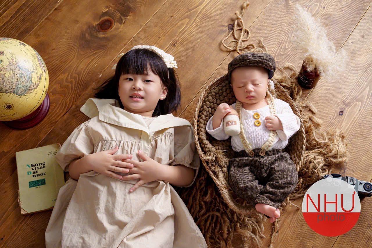 giữ bé dễ chịu khi chụp ảnh sơ sinh mùa nóng