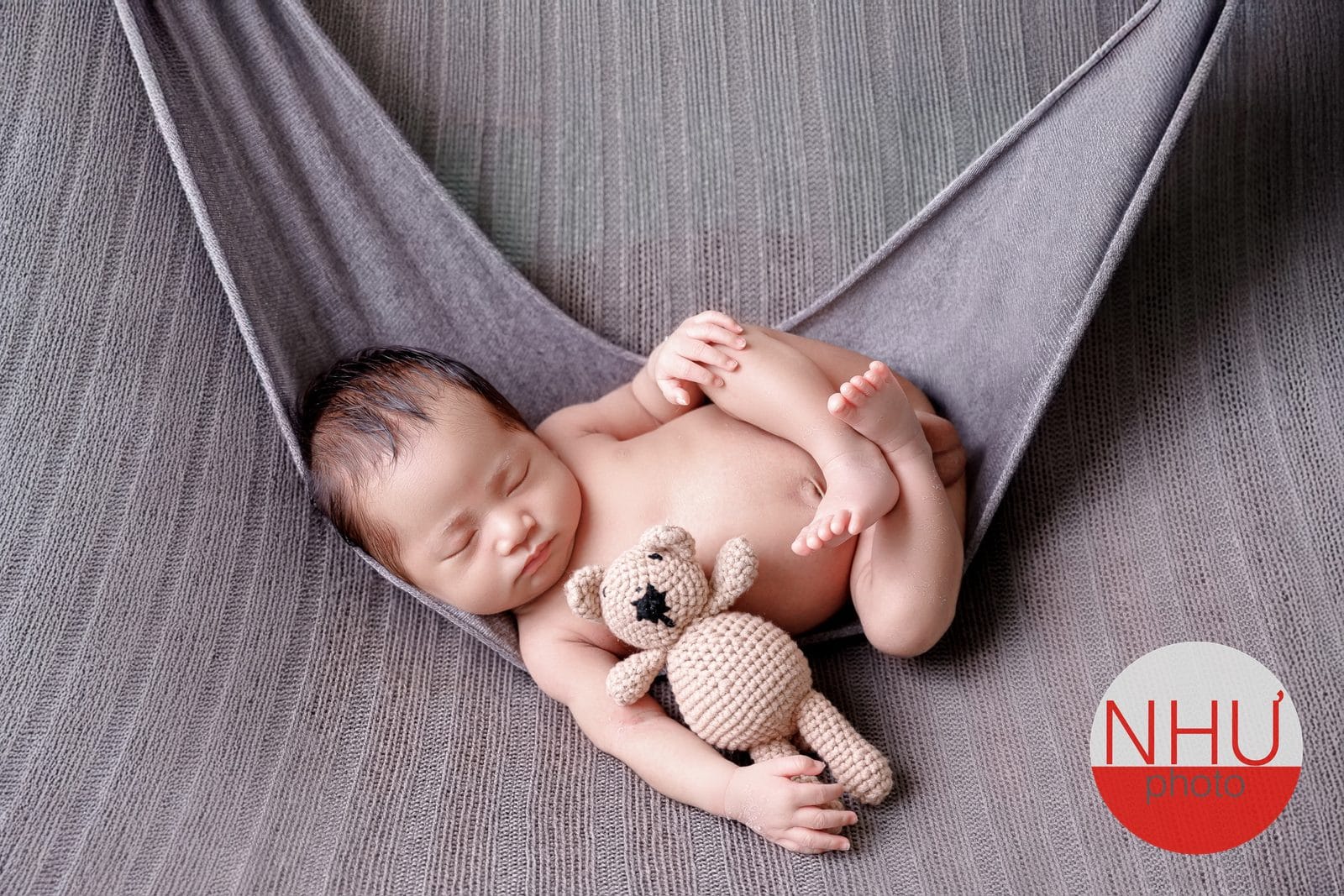 mẹ và bé trong buổi chụp ảnh sơ sinh những ngày đầu
