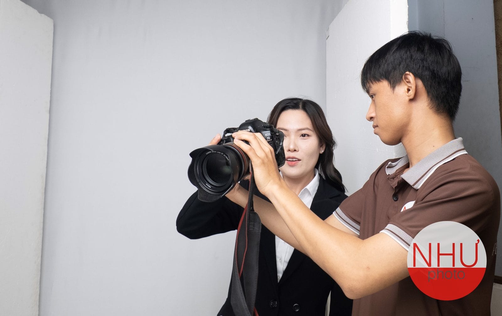 chụp ảnh thẻ cần chuẩn bị gì trang phục áo sơ mi trơn