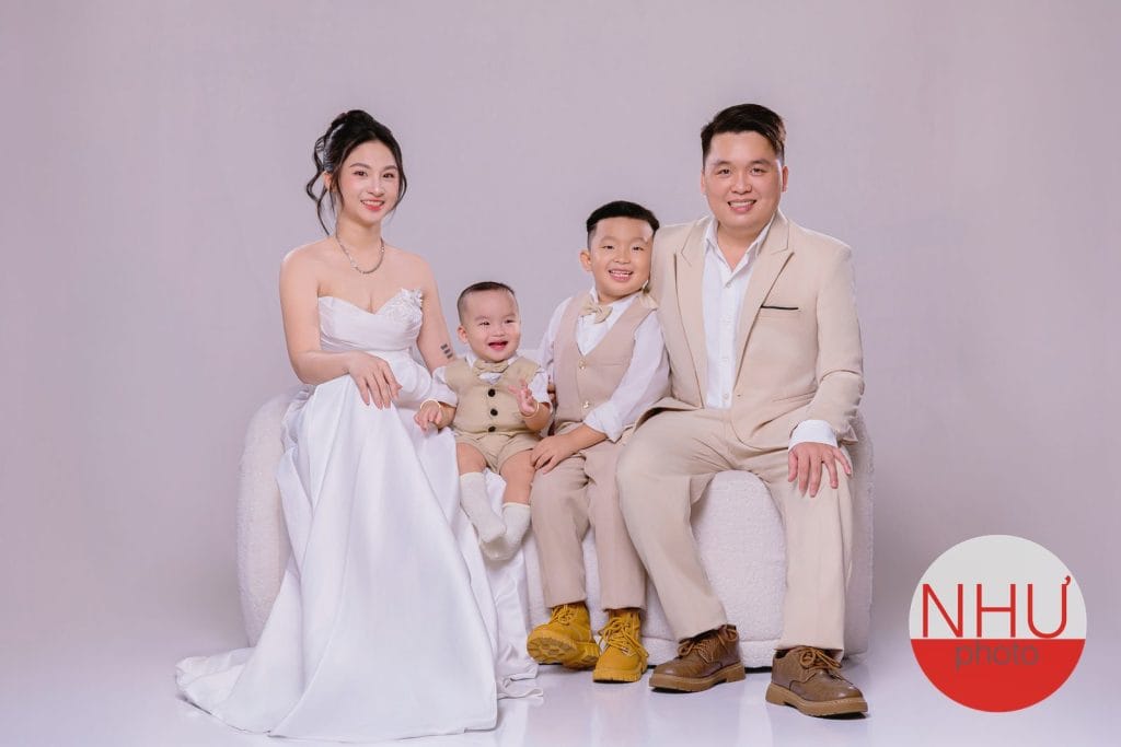 chụp lại ảnh cũ gia đình theo trào lưu ngày ấy bây giờ