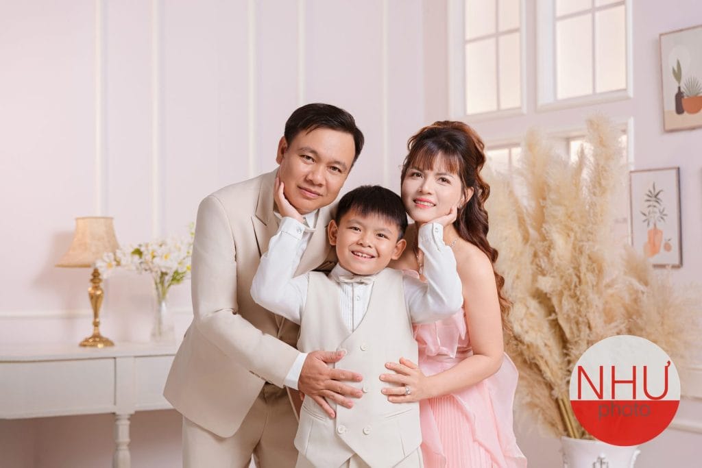 màu trang phục chụp ảnh gia đình tông trung tính hài hoà