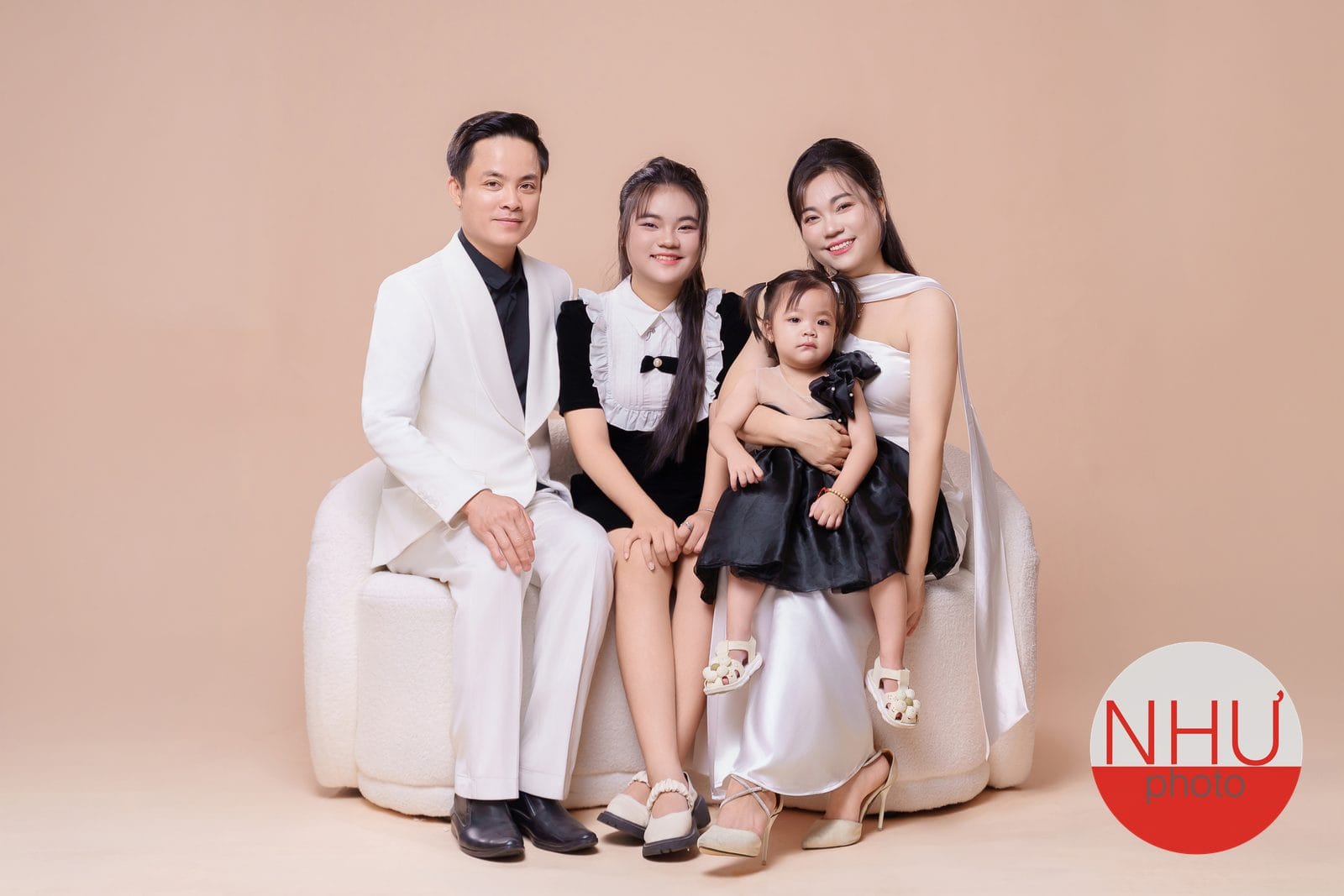 phối màu trang phục chụp ảnh gia đình theo bảng màu