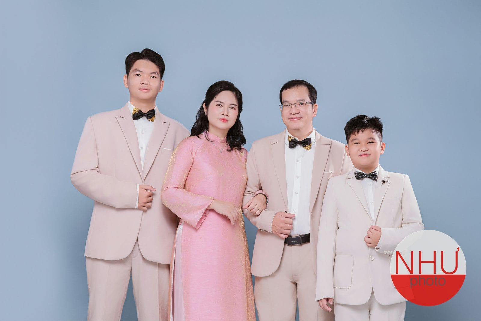 màu trang phục chụp ảnh gia đình phù hợp bối cảnh cây xanh