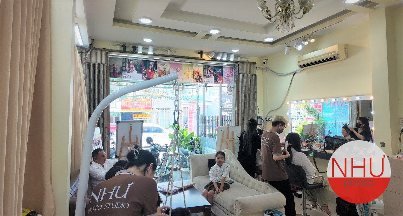so sánh ảnh gốc và ảnh đã chỉnh của bé trai tại studio