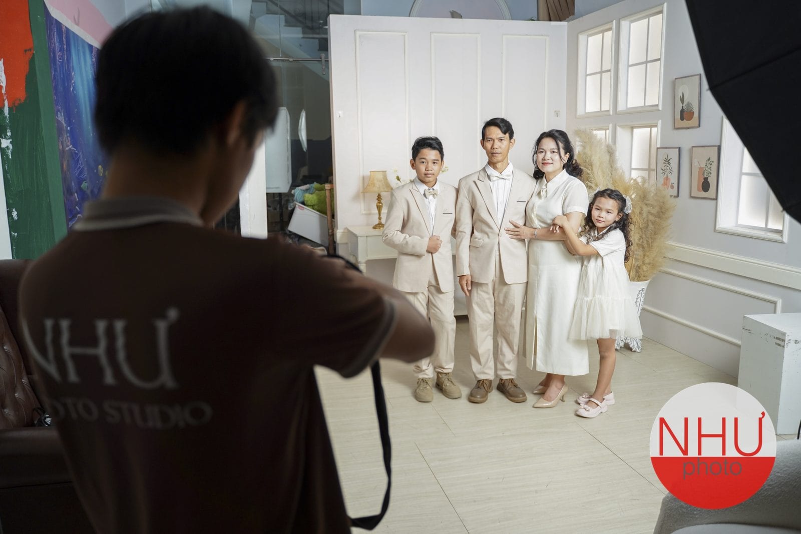 ba mẹ xem ảnh đã chỉnh sau buổi chụp cùng con
