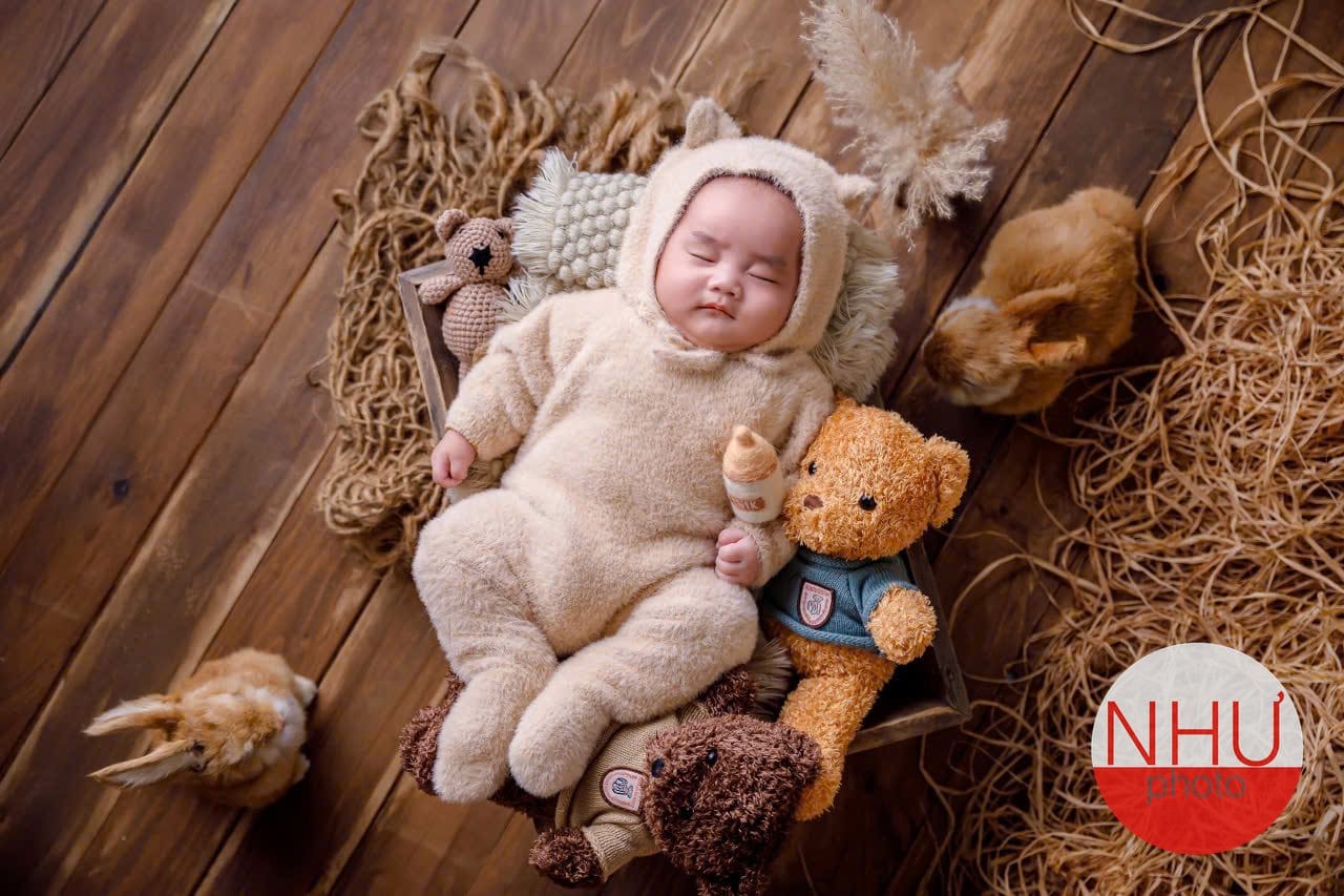 giữ ấm cho bé khi chụp ảnh sơ sinh giữa các tư thế