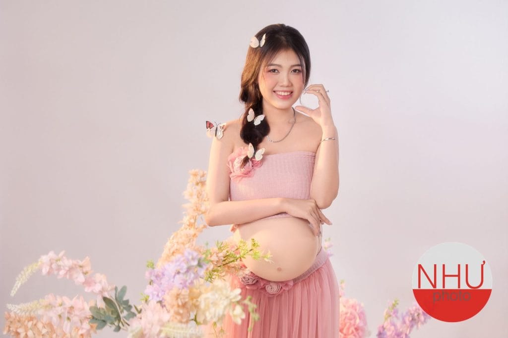 trang điểm chụp ảnh bầu nhẹ nhàng trước buổi chụp