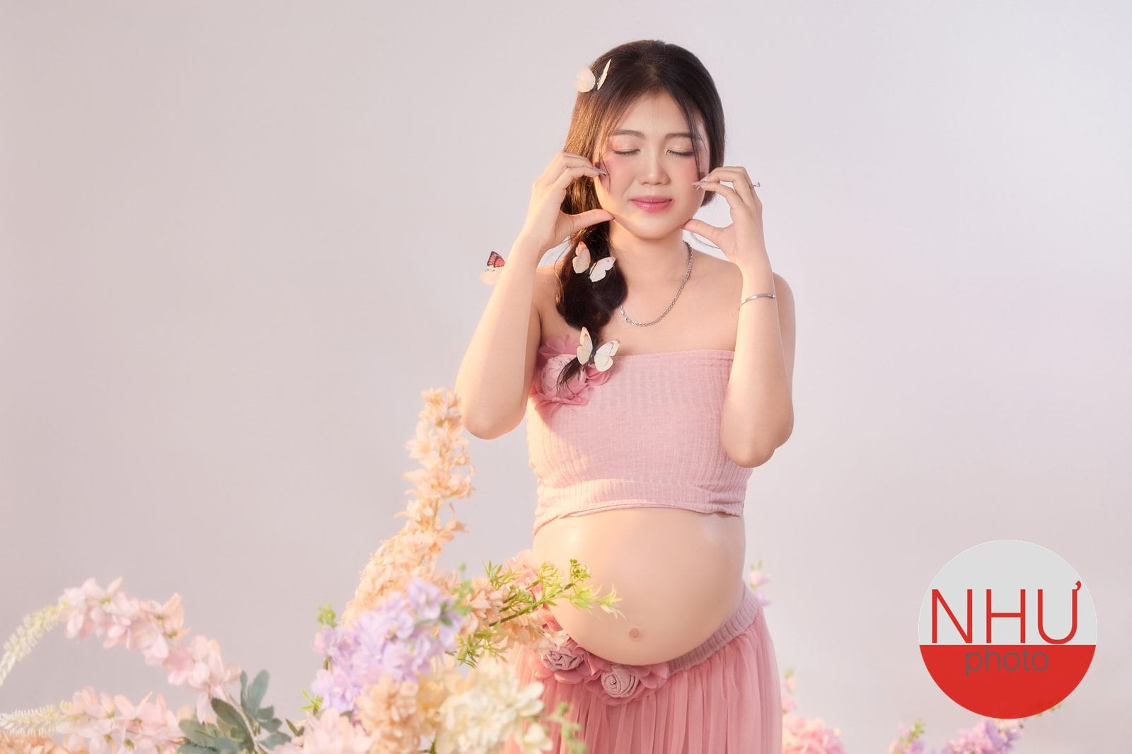 gương mặt mẹ bầu sau khi trang điểm nhẹ nhàng cho buổi chụp