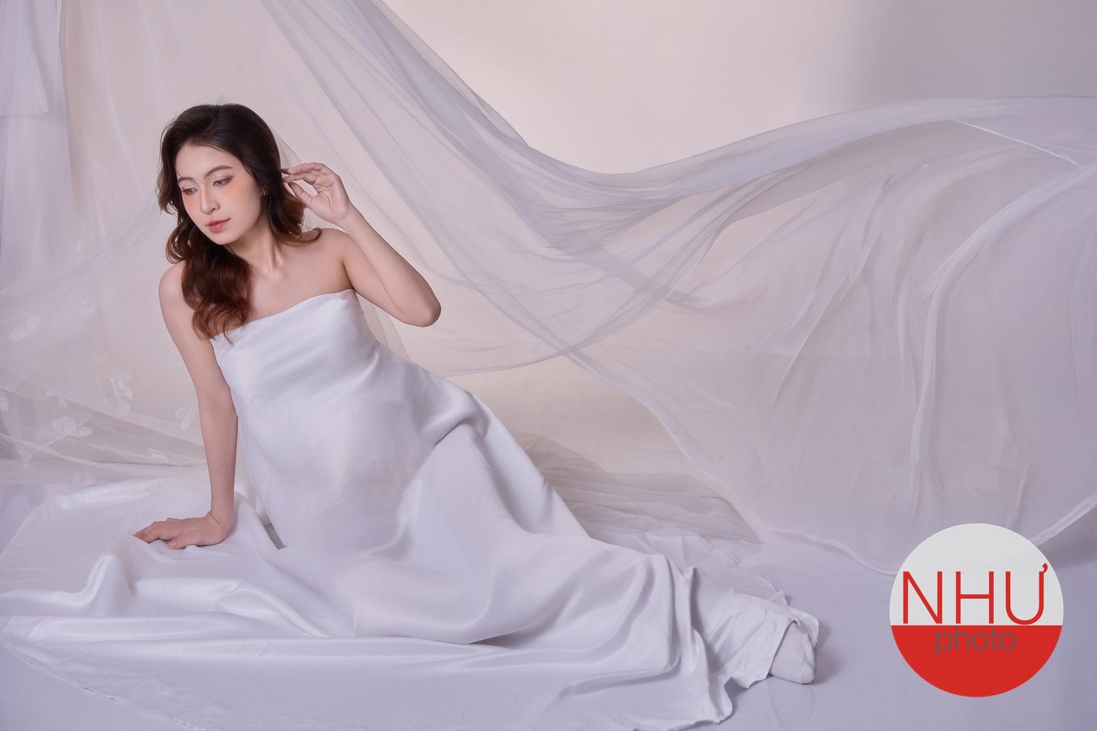 bàn trang điểm chuẩn bị cho buổi chụp ảnh bầu tại studio