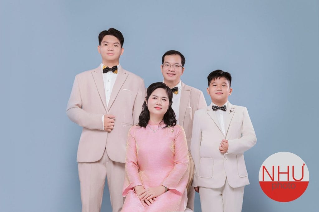 trang phục gia đình đồng bộ cùng tông màu pastel