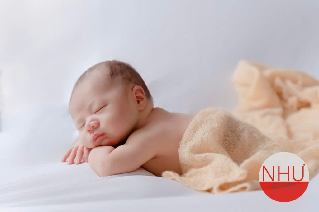 tư thế chụp ảnh sơ sinh an toàn nằm nghiêng cuộn tròn