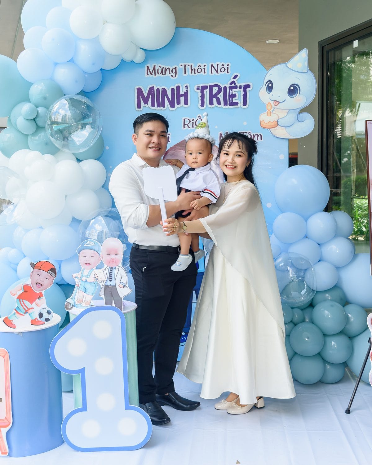 Gia đình chụp ảnh trước backdrop tiệc thôi nôi - NHƯ Photo chụp tận nơi tại Long An