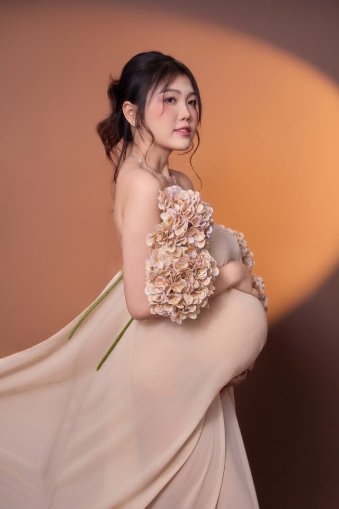 Mẹ bầu mặc váy be cầm bó hoa khô, chụp ảnh bầu tông sang trọng tại NHƯ Photo