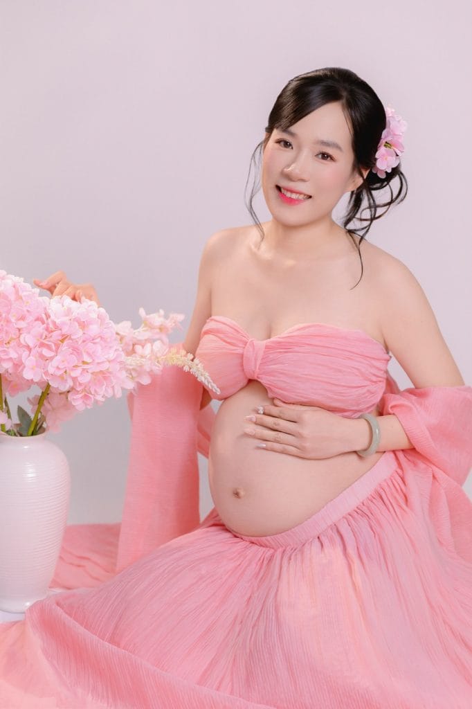 Chụp ảnh bầu váy hồng bên hoa tại NHƯ Photo