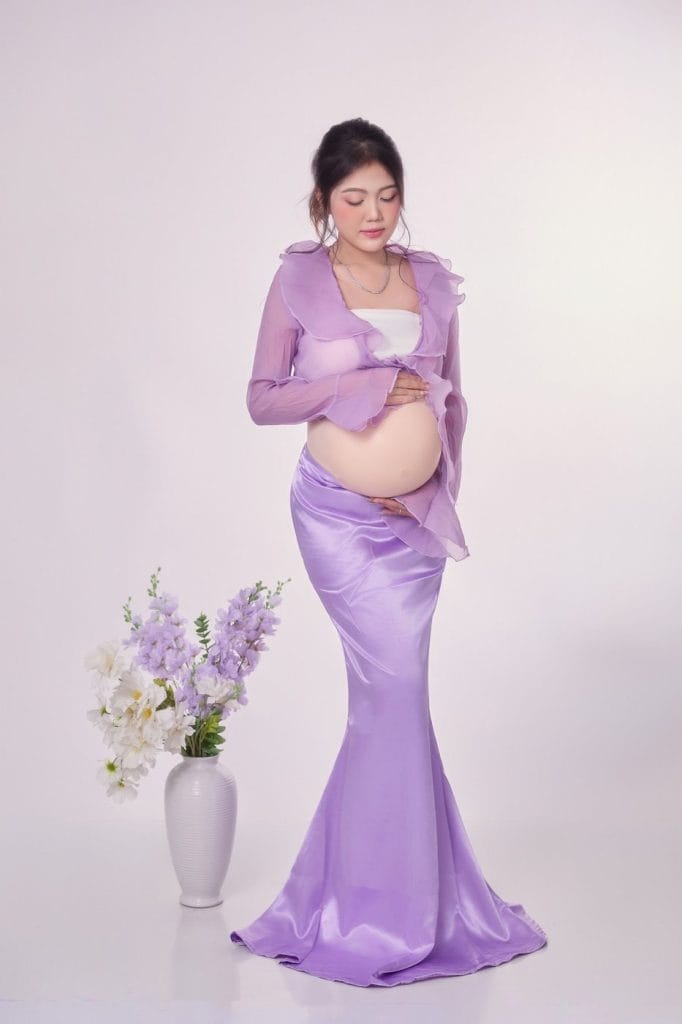 Mẹ bầu mặc váy satin tím dáng đuôi cá, concept chụp ảnh bầu sang trọng