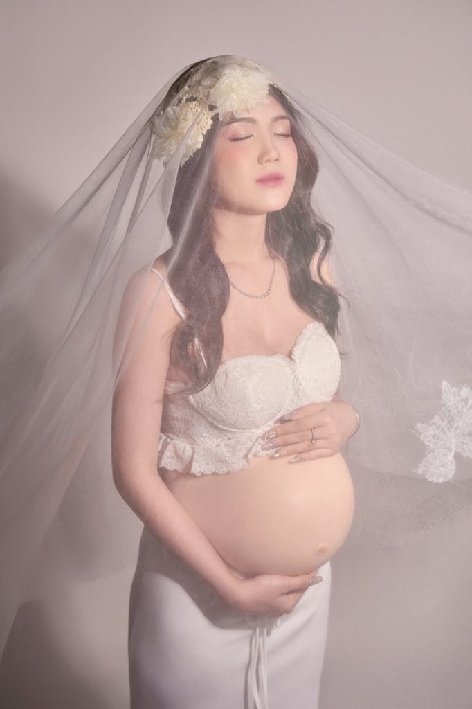 Mẹ bầu phủ voan trắng, chụp ảnh bầu tông sáng tại studio NHƯ Photo