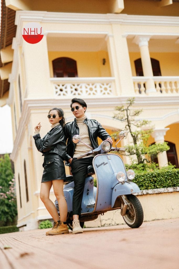 Chụp ảnh cưới cặp đôi cùng xe Vespa trước nhà cổ