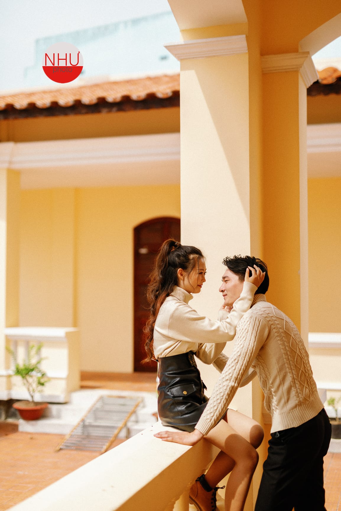 Chụp ảnh cưới ngoại cảnh Long An, cặp đôi tình cảm bên cột nhà cổ