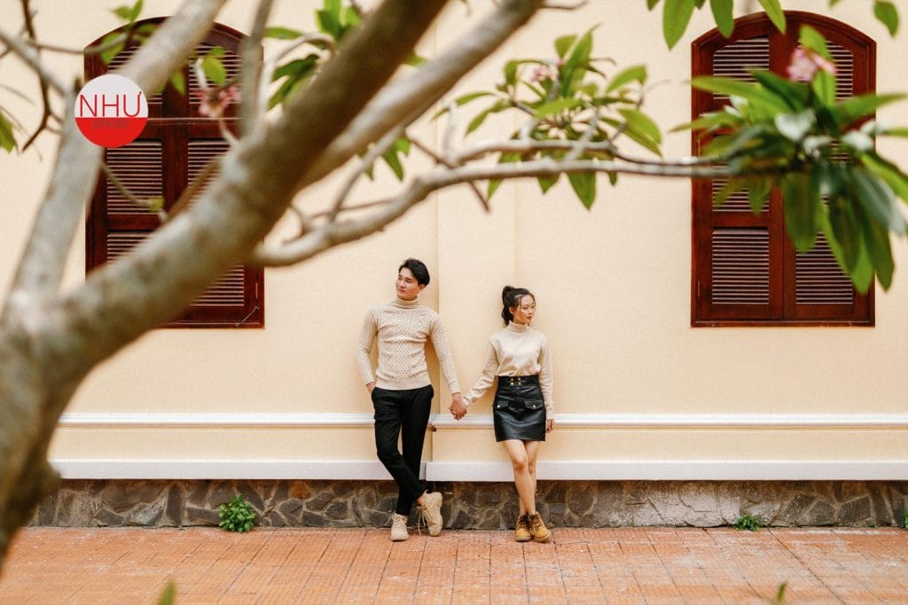 Chụp ảnh cưới ngoại cảnh Long An, cặp đôi tựa tường nhà cổ dưới tán cây