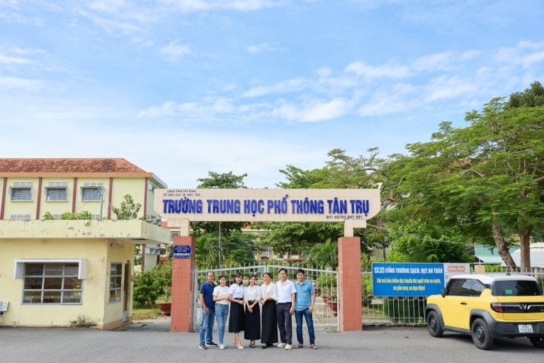 Nhóm bạn chụp ảnh chung trong buổi họp lớp, họp mặt bạn bè cũ tại Tân Trụ do NHƯ Photo chụp