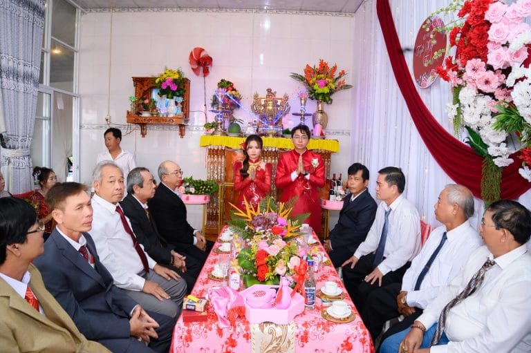 Nghi thức lễ gia tiên hai họ trong đám cưới tổ chức tại nhà ở Long An, NHƯ Photo chụp
